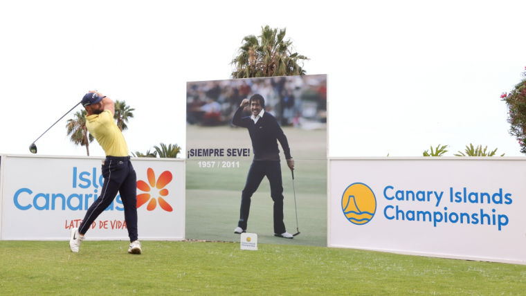 Adri Arnaus dengan papan besar Seve Ballesteros pada Canary Islands Championship.