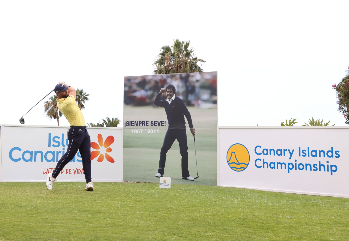 Adri Arnaus dengan papan besar Seve Ballesteros pada Canary Islands Championship.