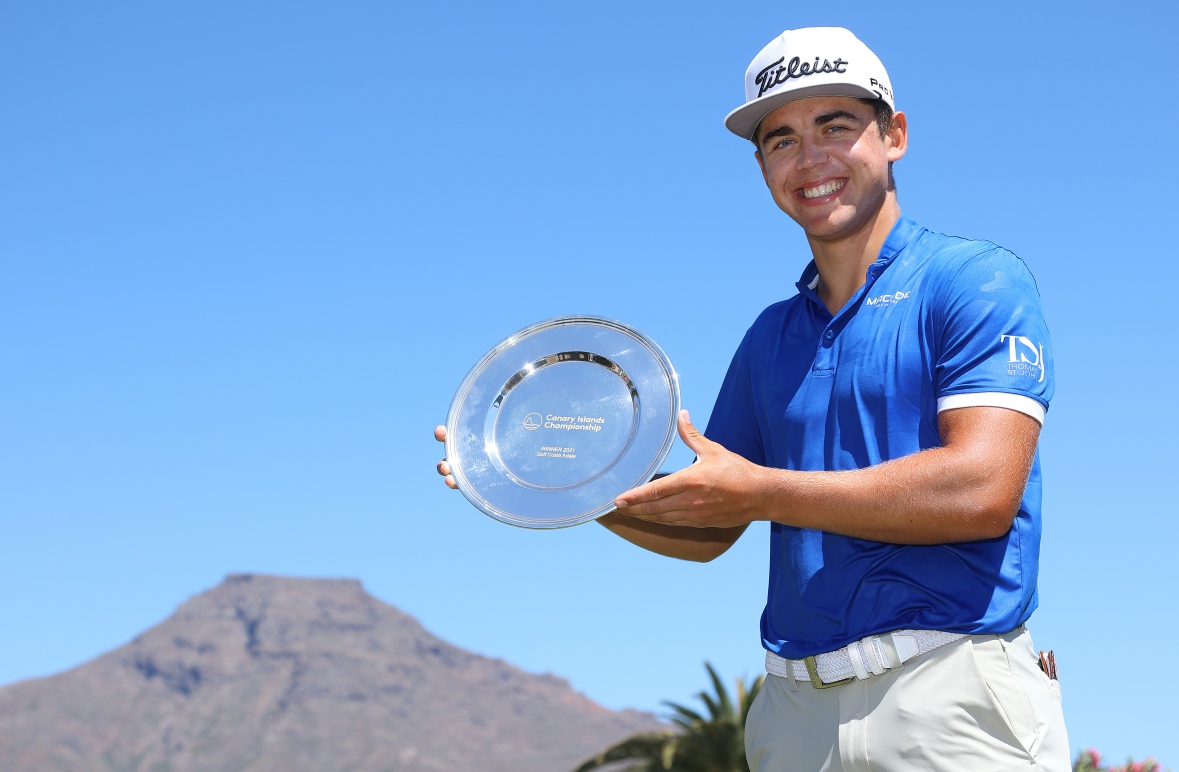 Garrick Higgo berpose dengan trofi kedua yang ia raih di Canary Islands.