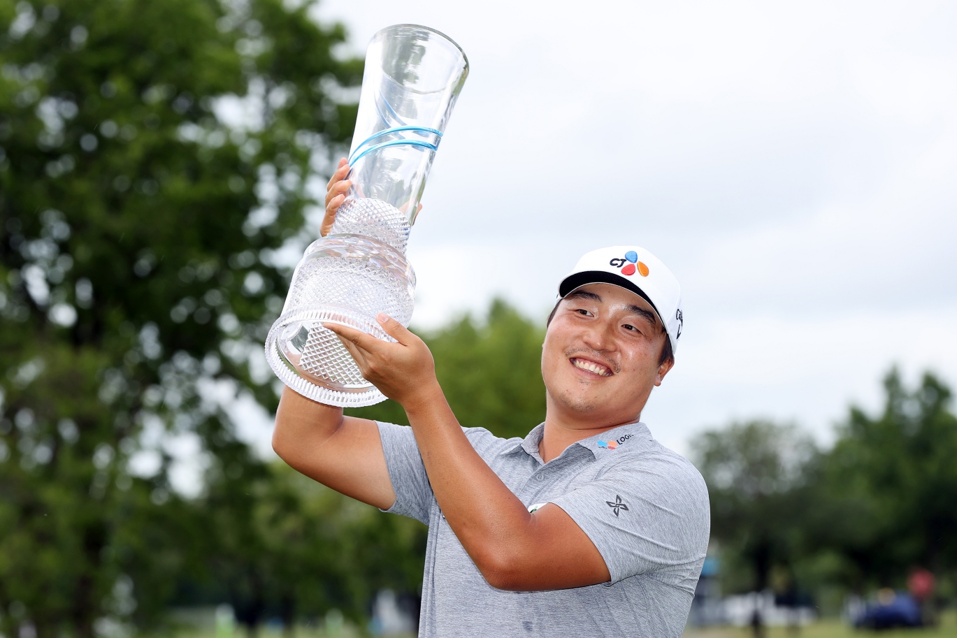 Lee Kyounghoon berpose dengan trofi AT&T Byron Nelson.