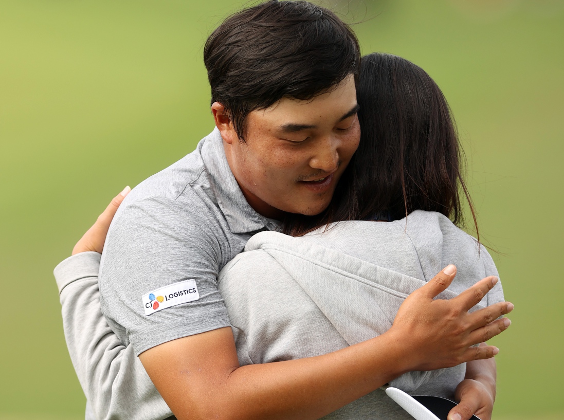 Lee Kyounghoon memeluk sanga istri Yu Jooyeon usai menjuarai AT&T Byron Nelson.