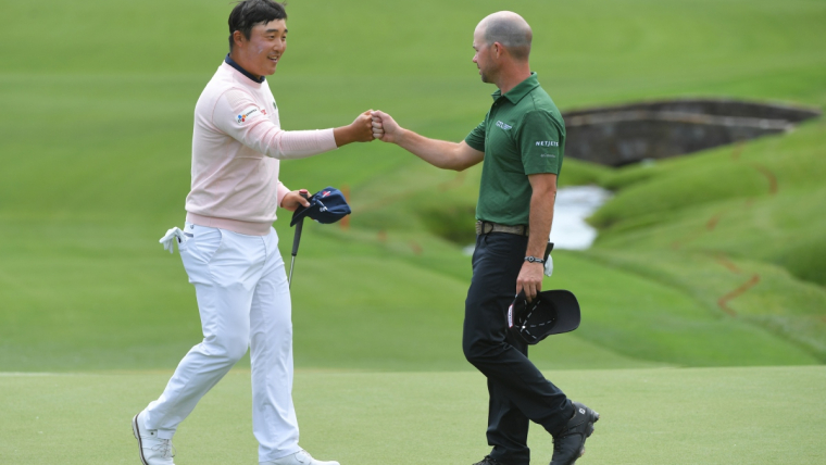 Lee Kyounghoon dan Brian Harman (kanan) seusai putaran pertama Wells Fargo Championship.