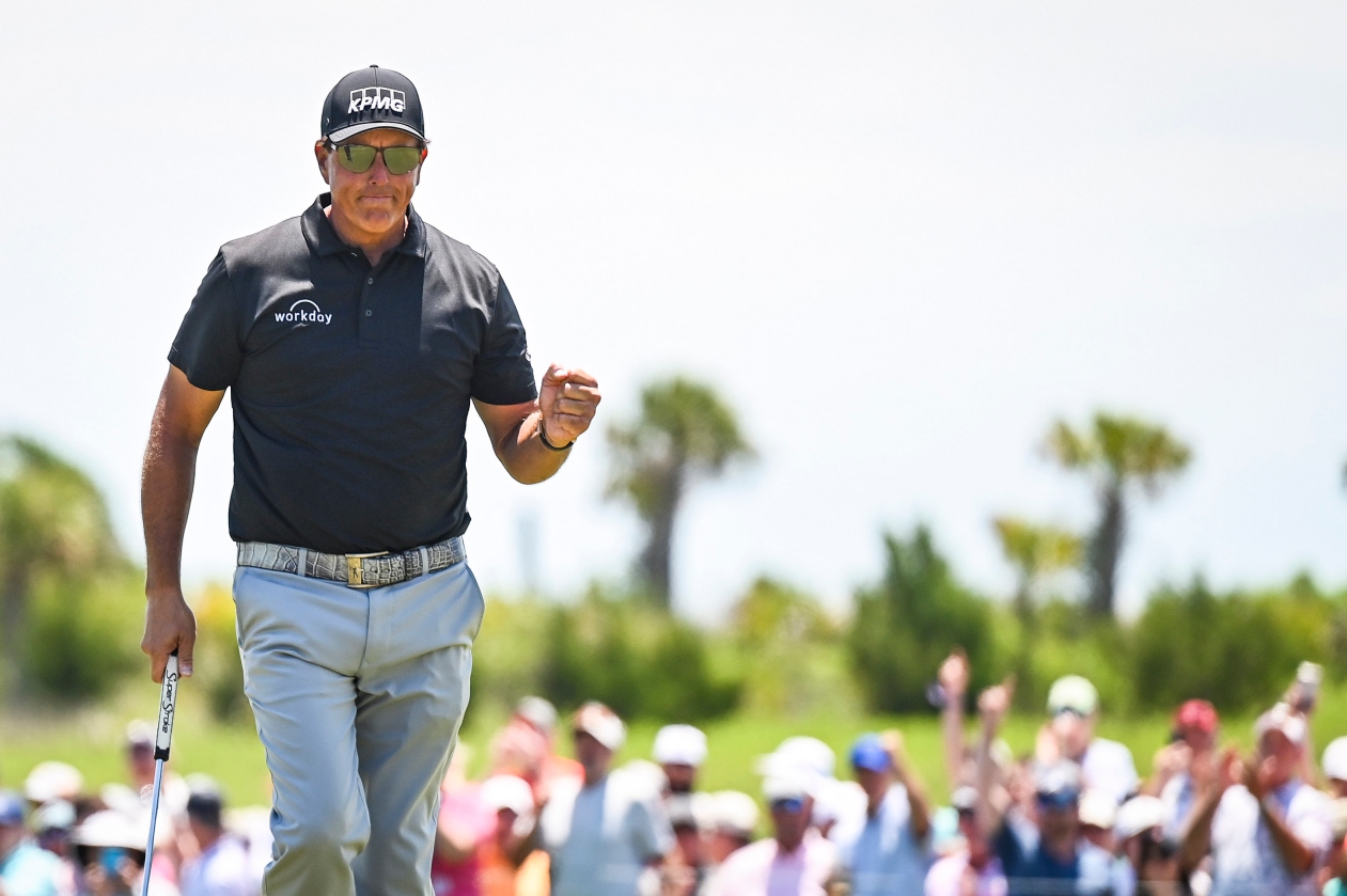 Phil Mickelson menjuarai PGA Championship 2021, yang kedua dalam kariernya.