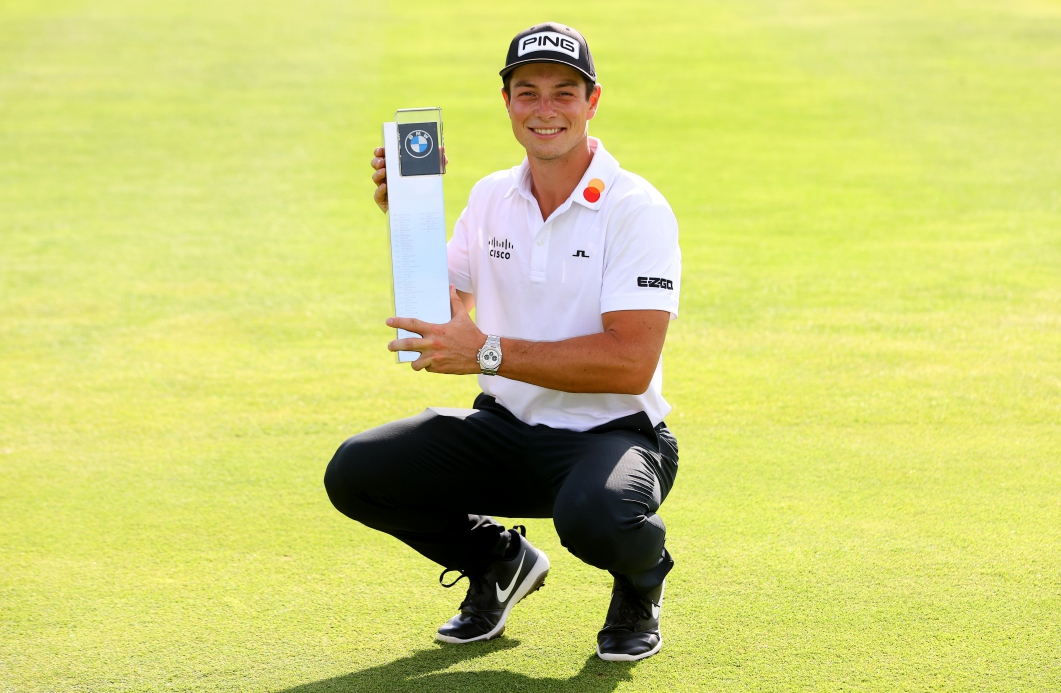 Viktor Hovland dengan trofi BMW International Open 2021.
