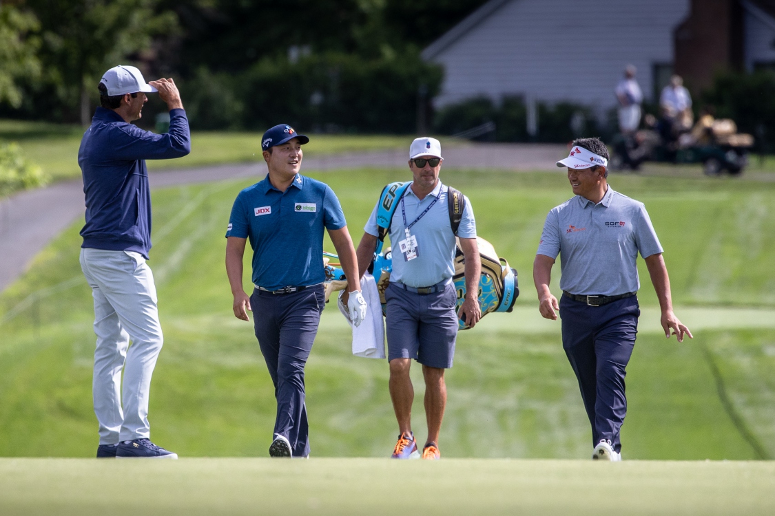 Lee Kyounghoon dan K.J. Choi pada Memorial Tournament 2021.