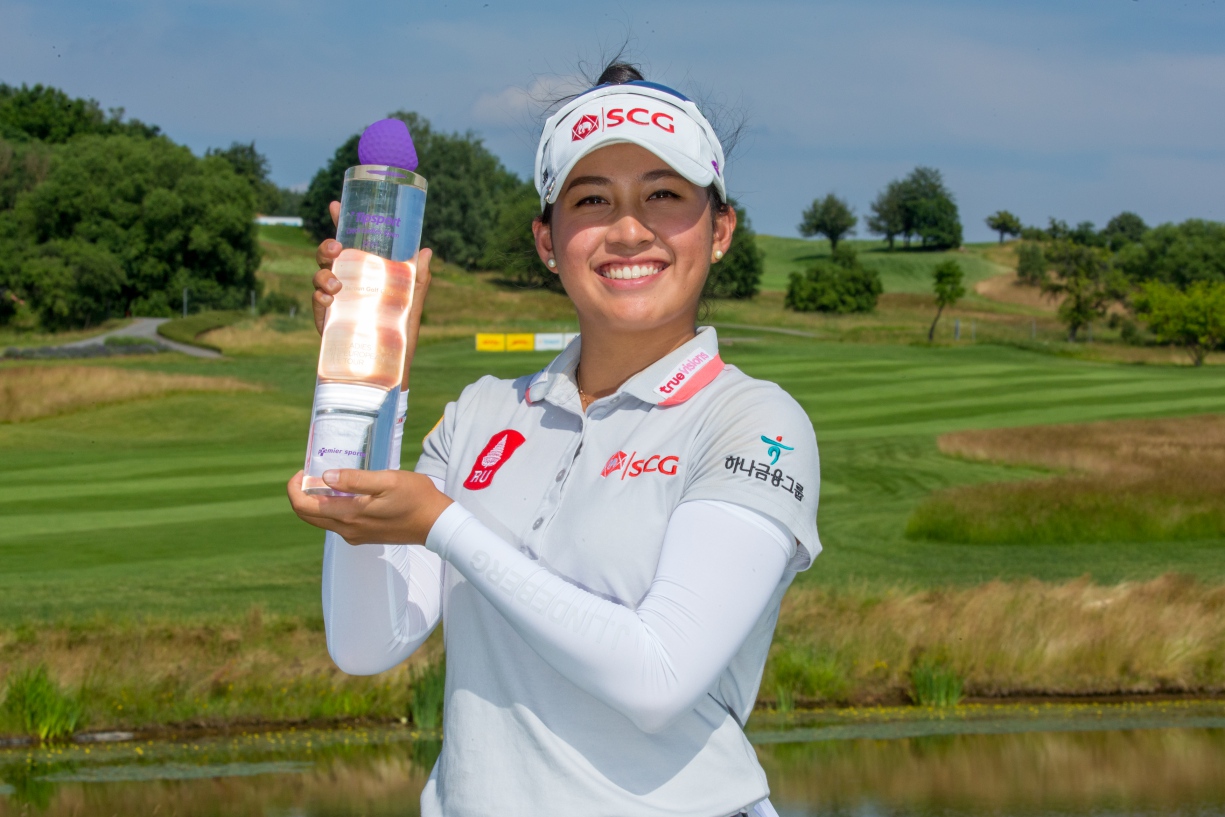 Atthaya Thitikul dengan trofi Tipsport Czech Ladies Open