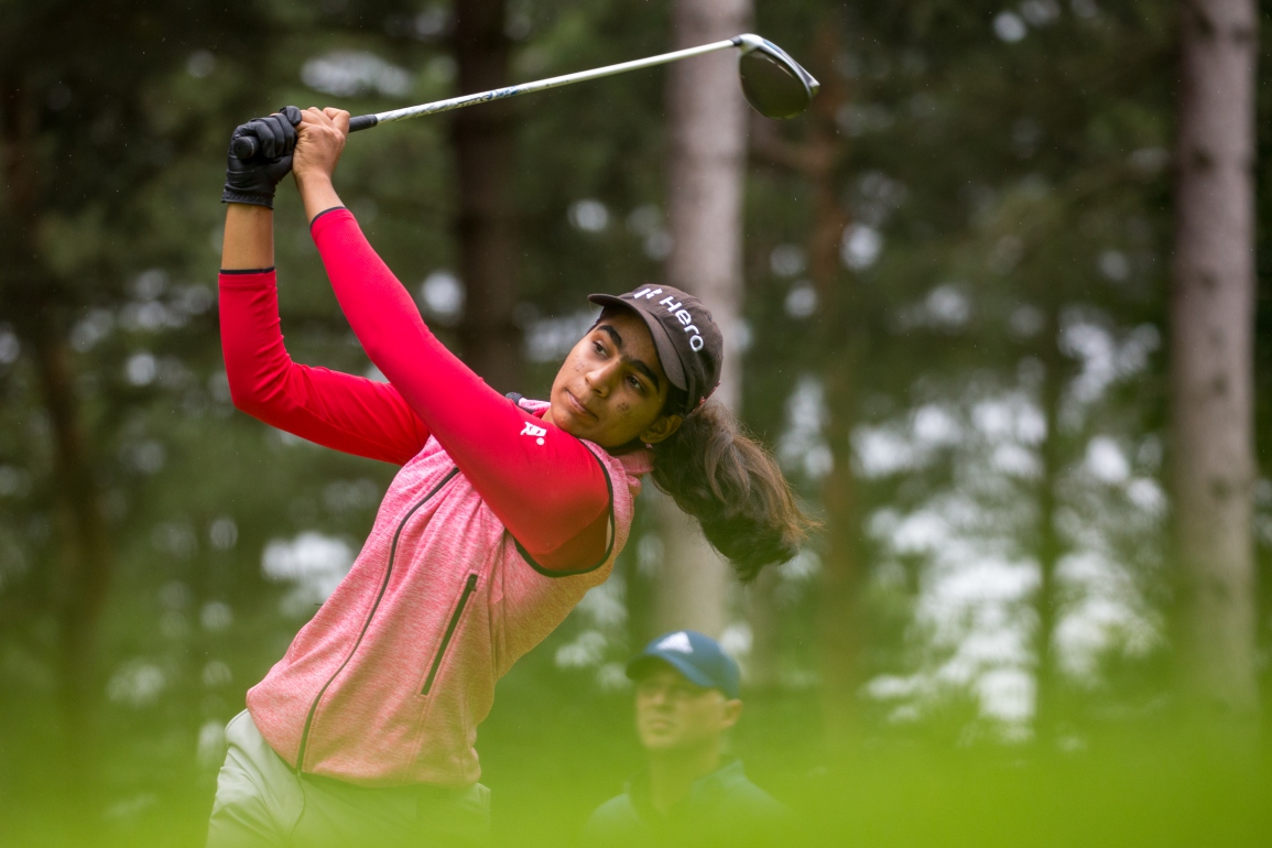 Diksha Dagar mewakili Tim Cowan pada Aramco Team Series London.