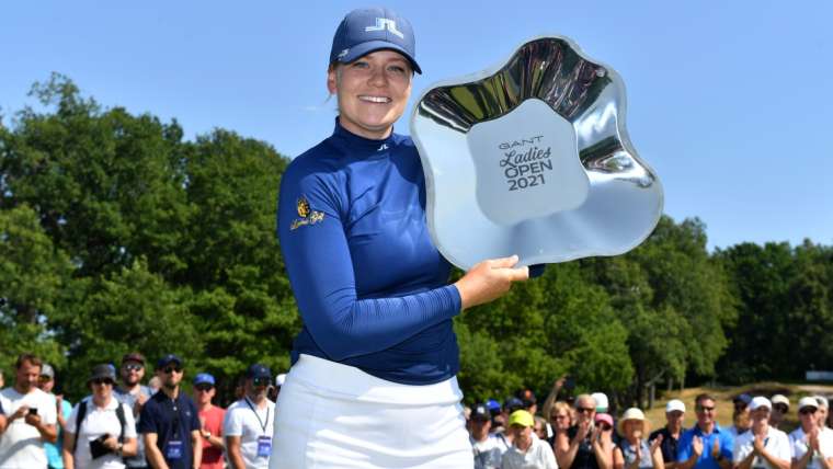 Matilda Castren berpose dengan trofi Gant Ladies Open 2021.