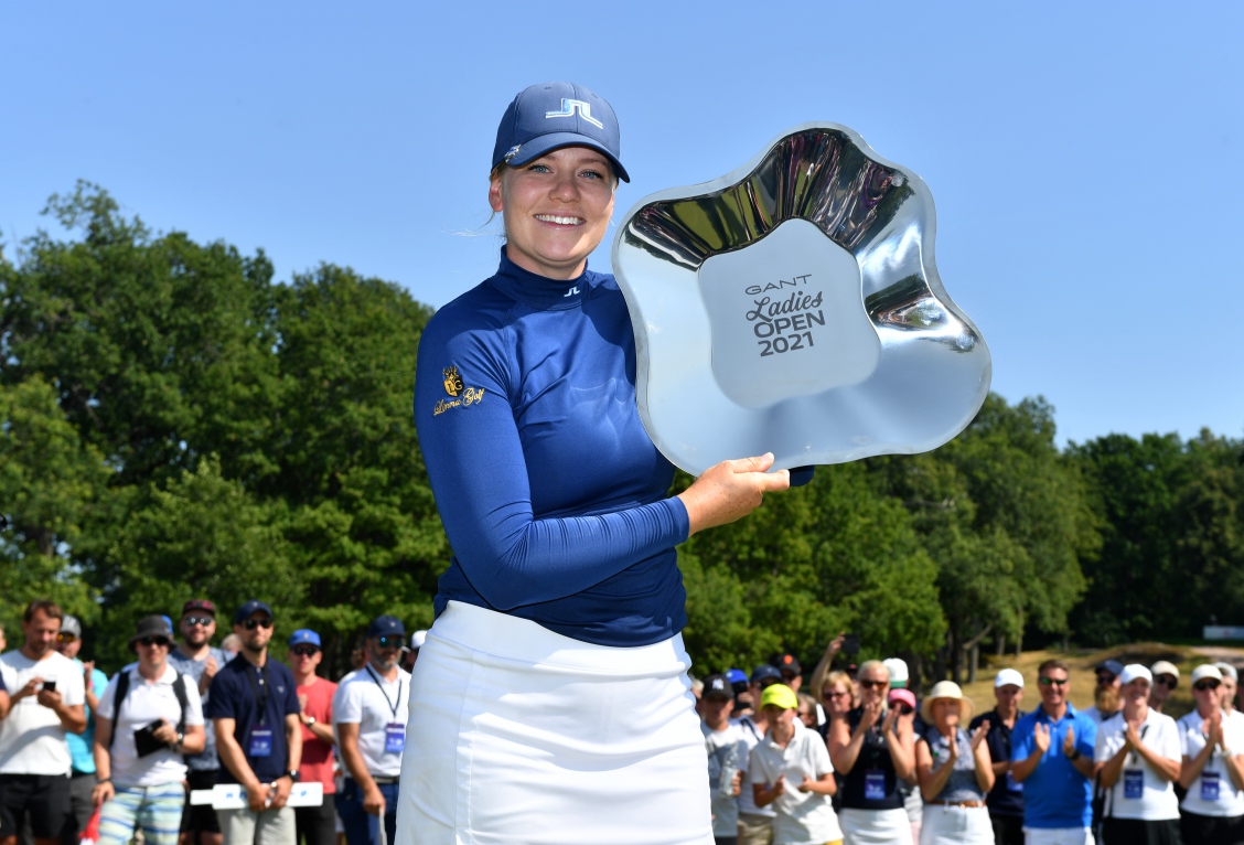 Matilda Castren berpose dengan trofi Gant Ladies Open 2021.