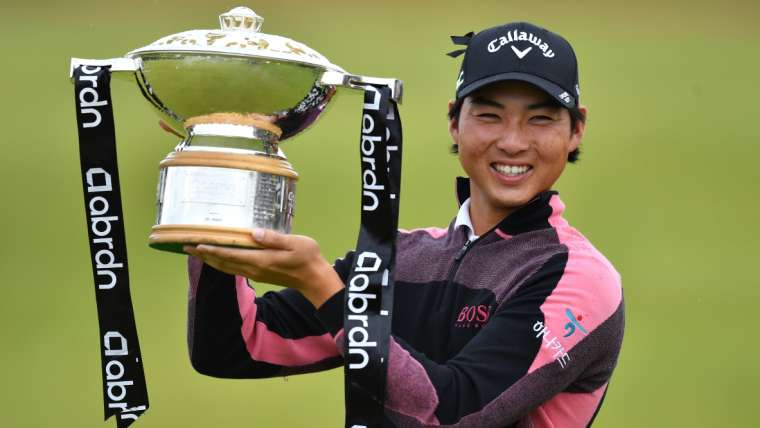 Minwoo Lee dengan trofi abrdn Scottish Open 2021.