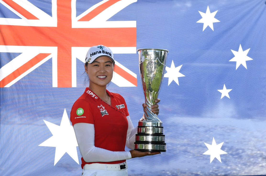 Minjee Lee dengan trofi The Amundi Evian Championship 2021.