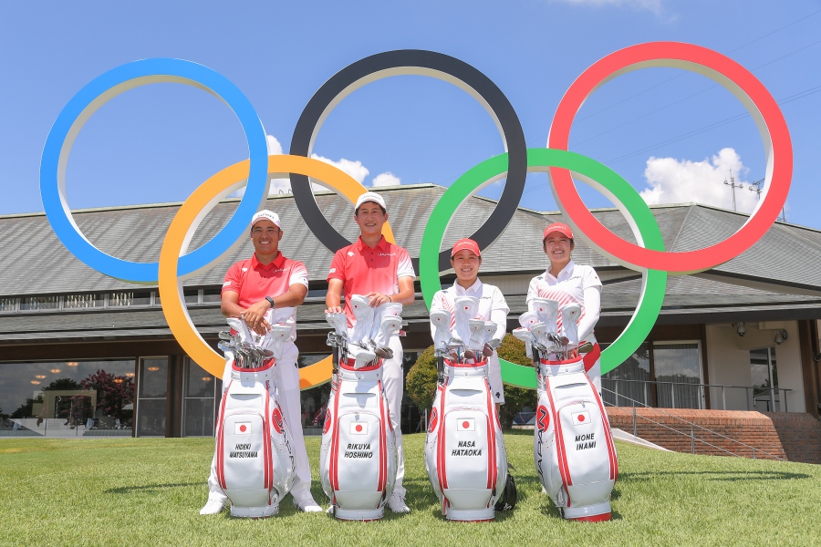 Tim Jepang berpose di depan logo Olimpiade di Kasumigaseki Country Club.