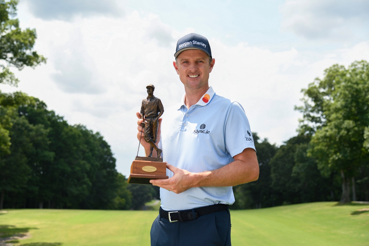 Justin Rose dengan trofi Payne Stewart Award presented by Southern Company 2021.