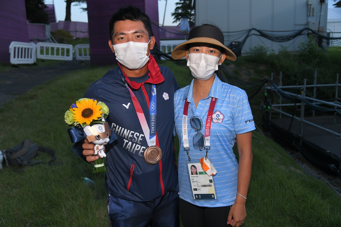 C.T. Pan dan Michelle Lin usai seremoni medali Olimpiade Tokyo 2020.