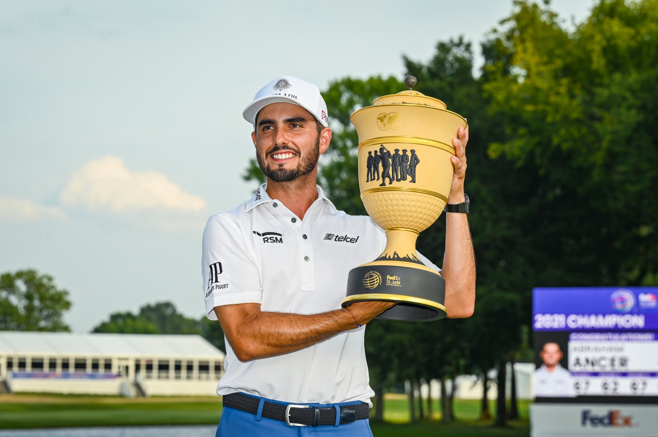 Abraham Ancer dan trofi WGC-FedEx St. Jude Invitational 2021.
