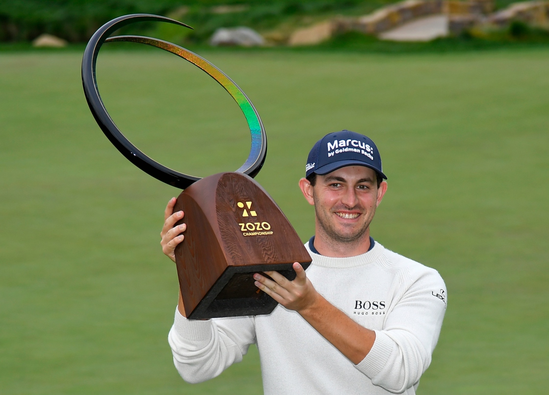 Patrick Cantlay dengan trofi ZOZO CHAMPIONSHIP.