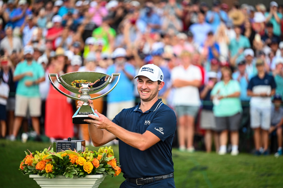 Patrick Cantlay dengan trofi FedExCup.