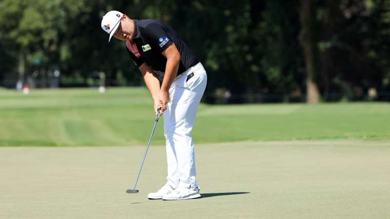 Im Sungjae saat meraih birdie pertamanya pada putaran final TOUR Championship 2021.