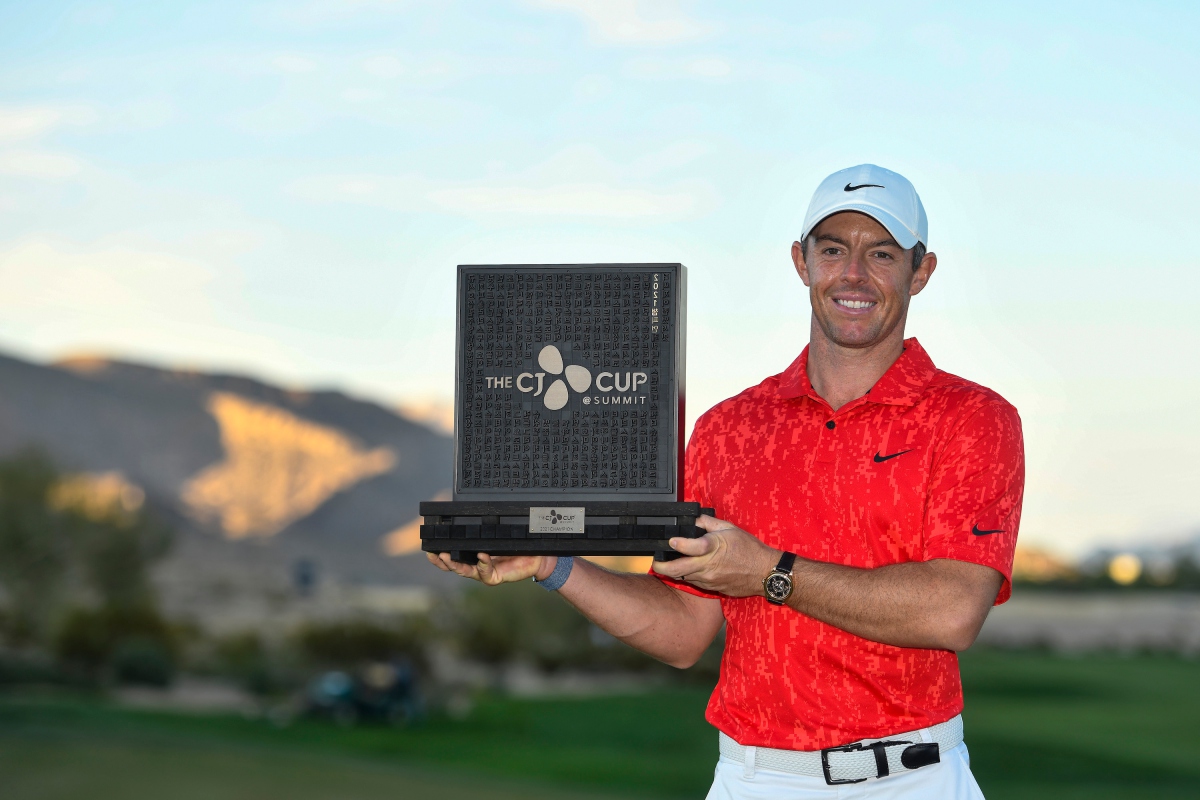 Rory McIlroy dengan trofi THE CJ CUP.