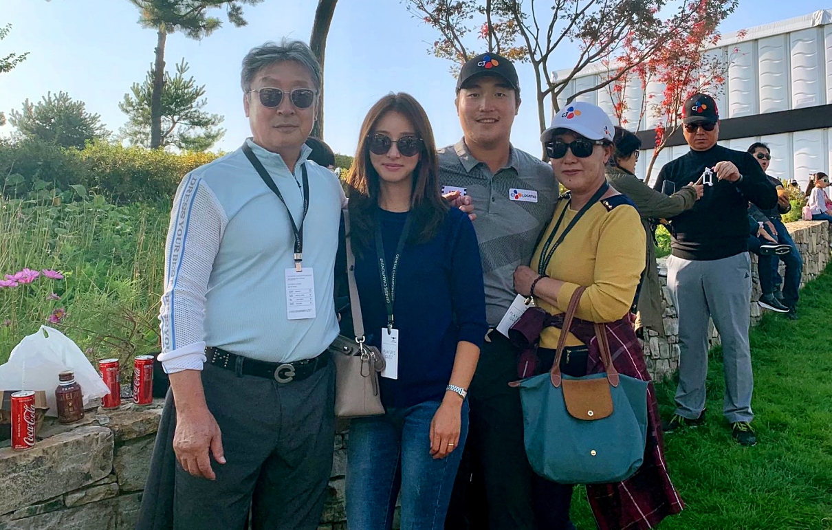 Lee Kyounghoon dan Yu Jooyeon, sang istri, diapit oleh kedua orangtua Lee.