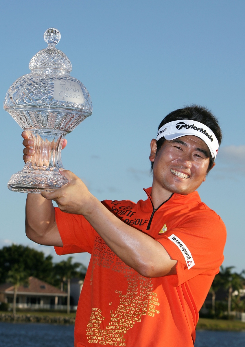 Y.E. Yang dengan trofi The Honda Classic 2009.