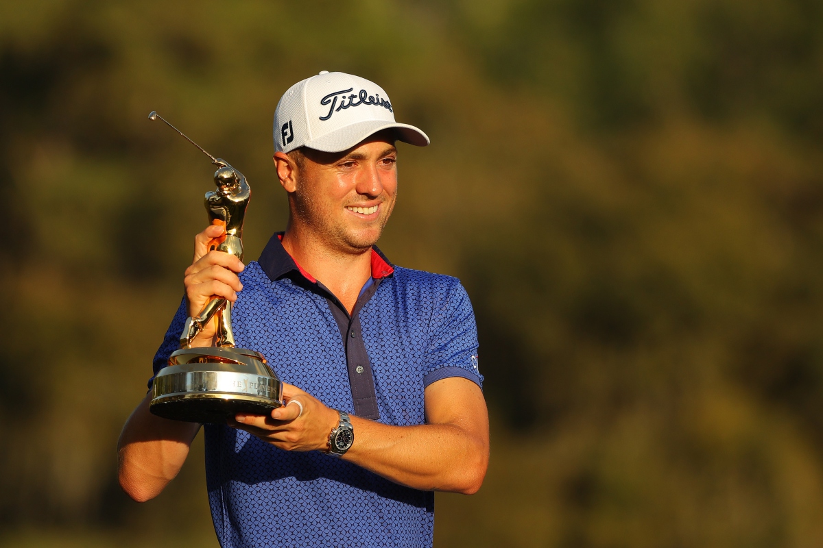 Justin Thomas dengan trofi THE PLAYERS 2021.