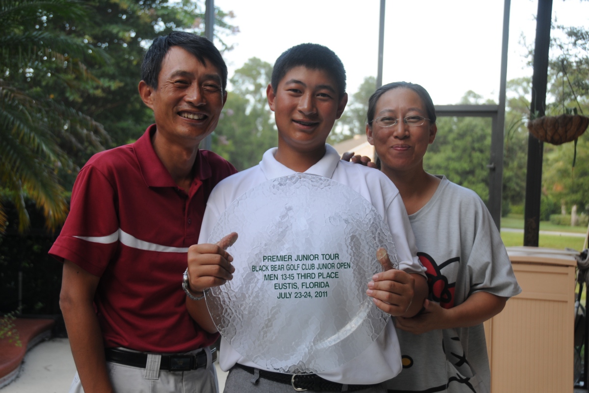 Yuan Yechun dan kedua orangtuanya.