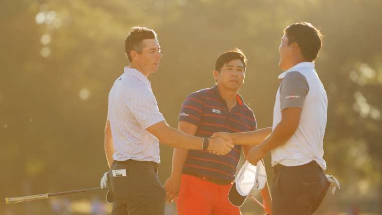 Rory McIlroy menyalami Lee Kyounghoon pada THE CJ CUP 2022.