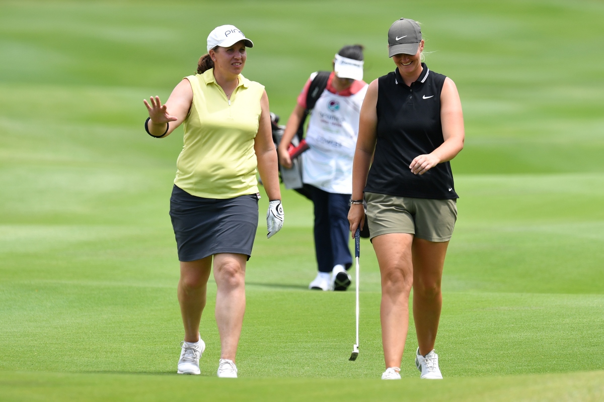 Elizabeth Young dan Gabriella Cowley, Round 1 Aramco Team Series Singapore 2023.