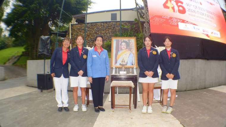 Tim Jepang dan Rae-Vadee T. Suwan, sang penggagas Queen Sirikit Cup. Foto: Yongki Hermawan.