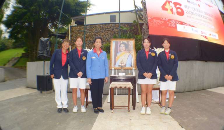 Tim Jepang dan Rae-Vadee T. Suwan, sang penggagas Queen Sirikit Cup. Foto: Yongki Hermawan.